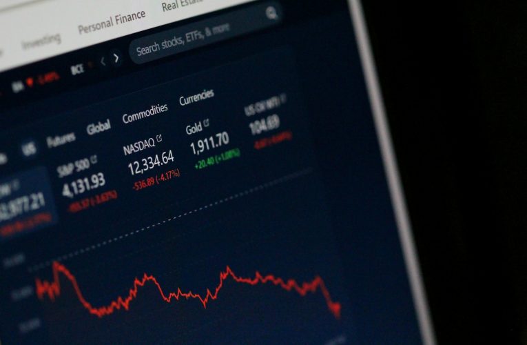 Energy Sector Divergence: Phoenix Banks on Decades of Cash Flow While Siemens Weighs Wind Spin-Off